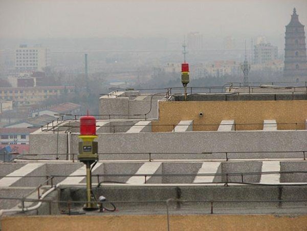 航空障碍灯设置分布的规定和建议，高层必须设置航空障碍灯